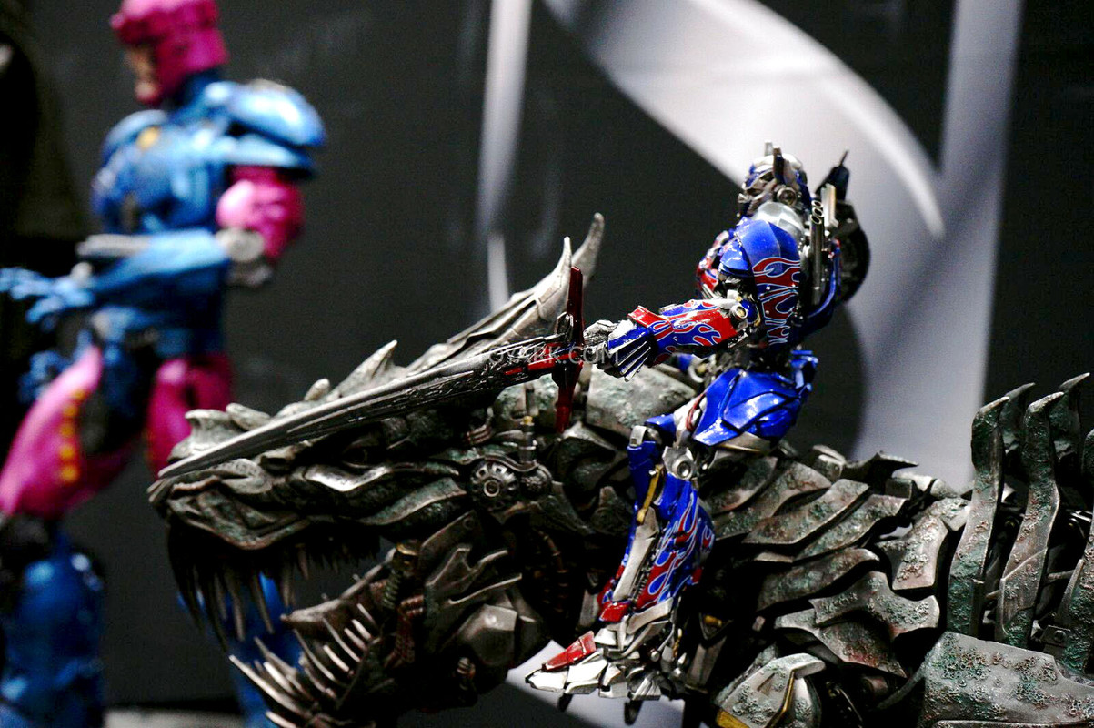 SDCC-2014-Sideshow-Transformers-Optimus-and-Grim
