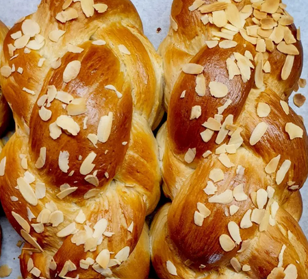 ΔΙΑΝΟΜΗ ΠΑΣΧΑΛΙΝΩΝ ΤΣΟΥΡΕΚΙΩΝ ΑΠΟ ΤΟ ΚΟΙΝΩΝΙΚΟ ΠΑΝΤΟΠΩΛΕΙΟ ΔΗΜΟΥ ΧΙΟΥ