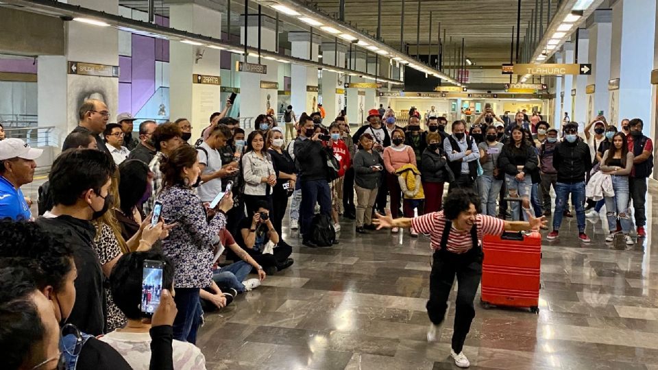 Ahora sí la dejaron cantar: Tras apertura de la L12 del Metro, Flor Amargo da concierto a los usuarios