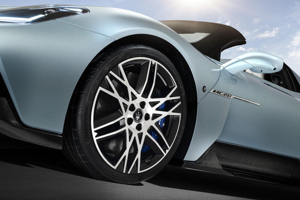 Maserati_MC20_Cielo_lifestyle(7)