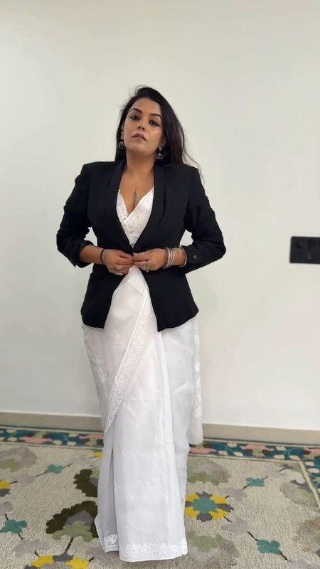 Hot fleshy Bengali lady seductive breast and deep navel show in white saree.mp4_snapshot_00.15.695