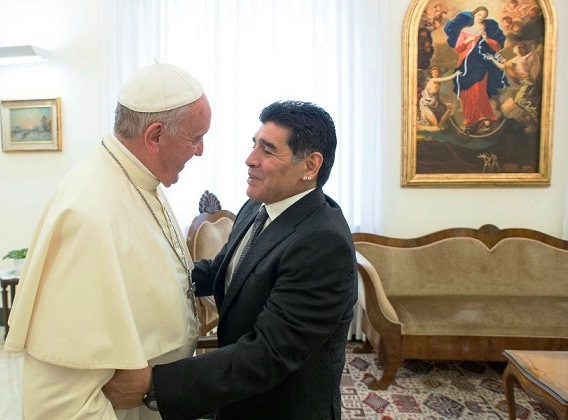 Papa Francesco ricorda Maradona nella preghiera dans Articoli di Giornali e News Diego-Armando-Maradona-e-Papa-Francesco