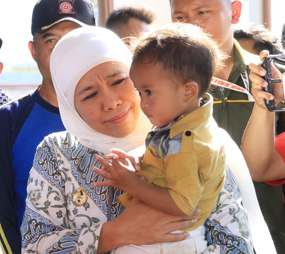 Gubernur Khofifah Sambut Kedatangan 121 Perantau Jatim dari Wamena yang Mendarat di Bandara Abdurrahman Saleh Malang