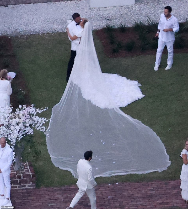 61576729-11131101-The-power-couple-shared-a-passionate-first-kiss-as-husband-and-w-a-21-166108191843.jpg
