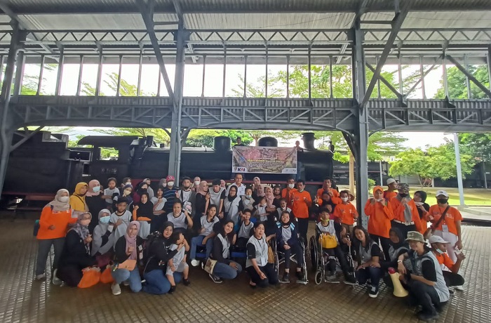 KAI mengajak 50 anak berkemampuan khusus mengunjungi Museum Ambarawa dan naik kereta wisata pada Sabtu (23/7/2022).