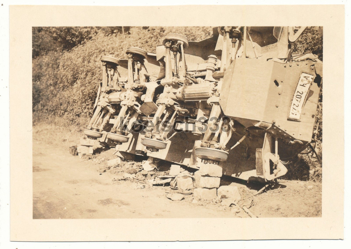 Foto Wehrmacht Panzerspähwagen 8 Rad Panzer Wrack an der Westfro