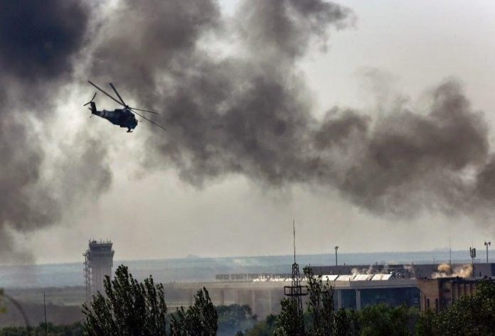 A Donyeck elleni első ukrán légitámadás, 2014. május 26-án. Az, új népi hatalom a függetlenségi népszavazás után követelte az ukrán hadsereg távozását - egyebek mellett Donyeck, a főváros repülőteréről. Mivel az ukrán hadsereg erre nem volt hajlandó, a népfelkelők egységei erővel próbáltak érvényt szerezni követelésüknek, és 2014. május 26-án reggel elfoglalták a repülőtér egy részét. Erőik azonban kevésnek bizonyultak - az ukrán légierő mozgását senki és semmi nem korlátozta. Így megostromolták a repülőtérnek a népfelkelők által elfoglalt részét. Egyszersmind terrortámadást intéztek a város békés lakossága ellen: rakétákkal, géppuskákkal lőtték a békés, gyanútlan embereket, akiket a támadás teljesen váratlanul ért. A légitámadás mellett a városban szétszóródott orvlövészek is tüzeltek az emberekre. Negyvennél is többen vesztették életüket.