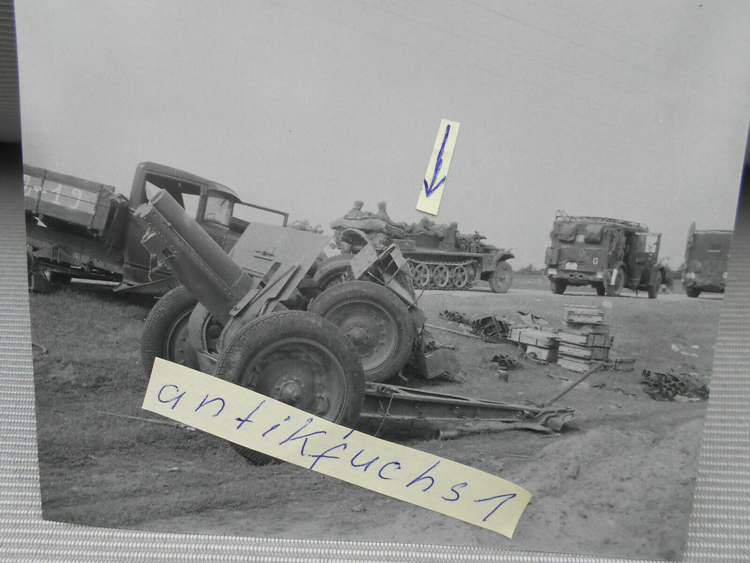 WH-Schützen-Panzer SPW neben Russentechnik im Kurland-Kessel 1945