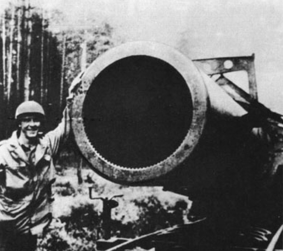 Soldado estadounidense posa en la boca del Gustav Soldado estadounidense posa en la boca del Gustav