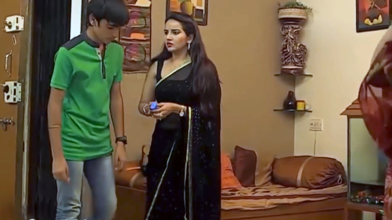 Geetanjali Mishra Sexy Big Wide Navel.mp4_snapshot_00.04.430