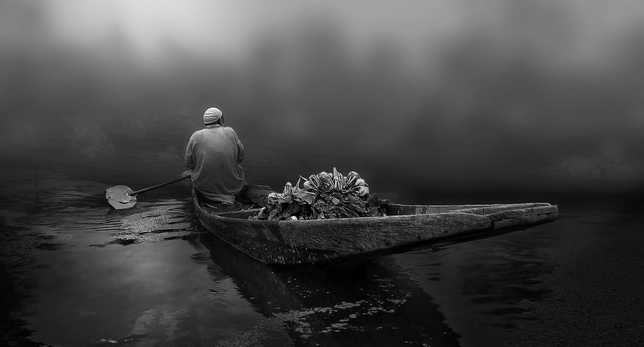 blacknwhite-canoist-dis1.jpg