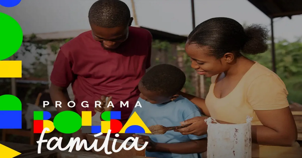 Família conferindo contas no celular: cálculo do Bolsa Família 2025 e Regra de Proteção