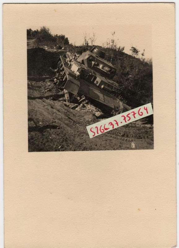 Zerstörtes Wehrmacht Panzer III in KRETA 1941