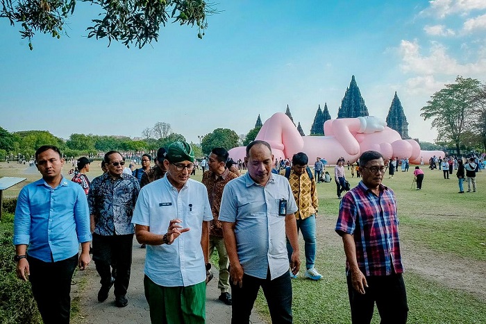 Momen Sandiaga Uno mengunjungi pameran KAWS Holiday Indonesia yang digelar di Candi Prambanan, Sleman, Jogja.