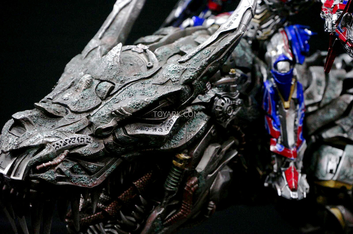 SDCC-2014-Sideshow-Transformers-Optimus-and-Grim