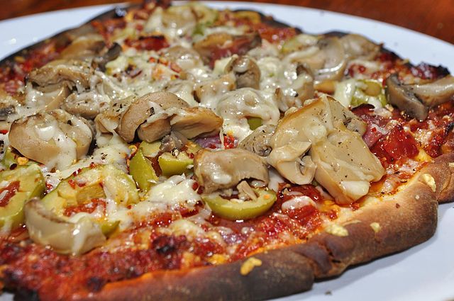 Domaća pizza sa sirom i pečurkama