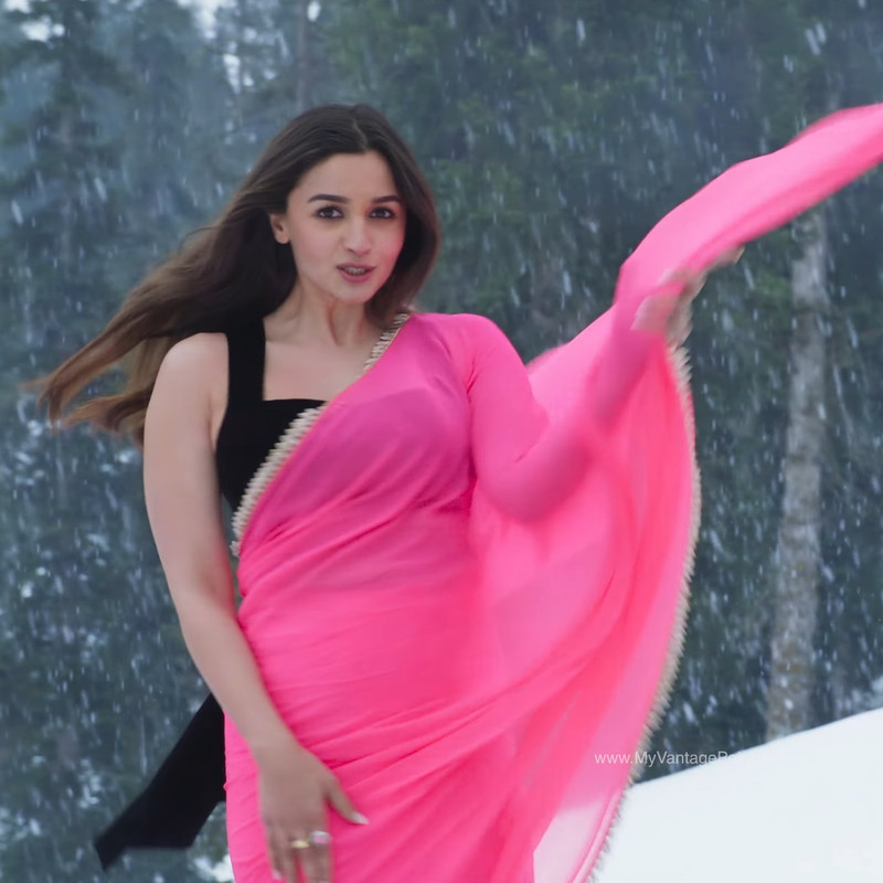 hd-mobile-wallpaper-of-alia-bhatt-in-rocky-aur-rani-ki-prem-kahani-2023