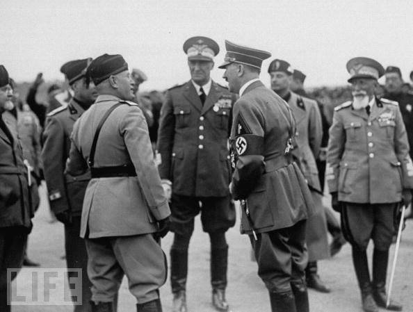 Rodolfo Graziani en el centro, durante la visita de Hitler a Roma, el 4 de mayo de 1938