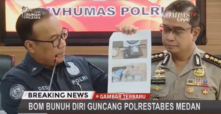 Karopenmas Mabes Polri Brigjend Dedi Prasetyo (kiri) saat konferensi pers di Mabel Polri Jakarta, Rabu (13/11/2019)