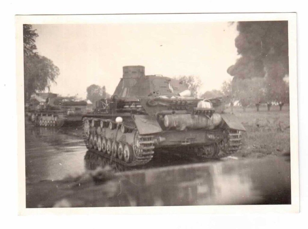 Foto 2.WK Panzer bei Beschießung Bahnhof Desvres