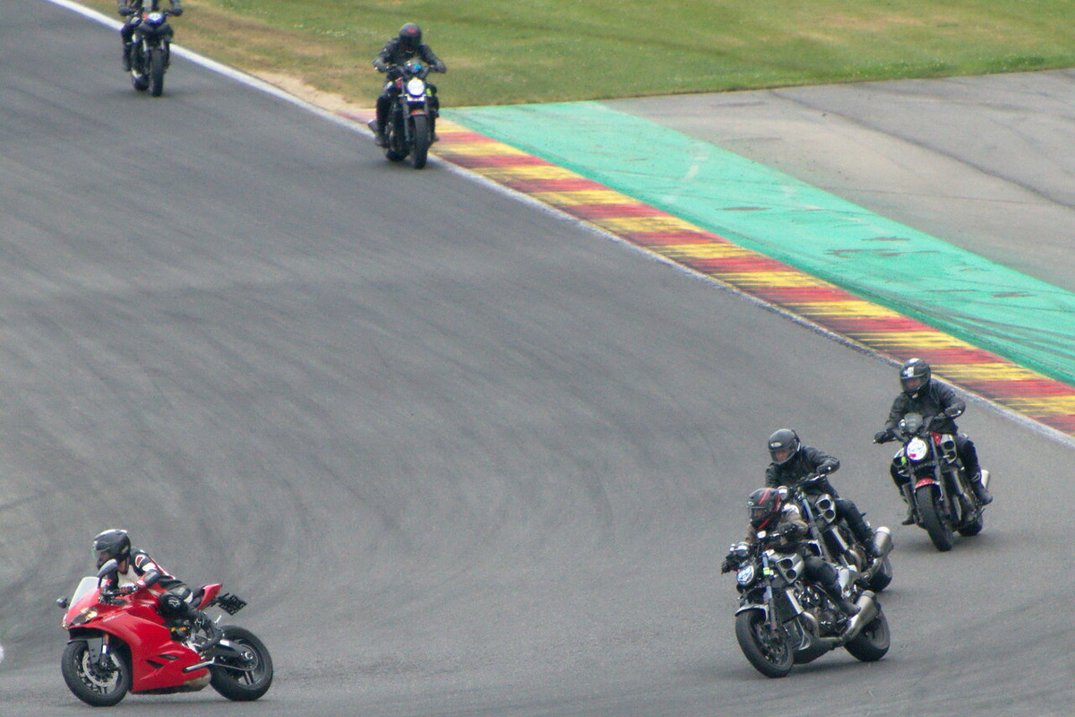 Une journée de roulage à SPA FRANCORCHAMPS - Page 2 R-DSC2776