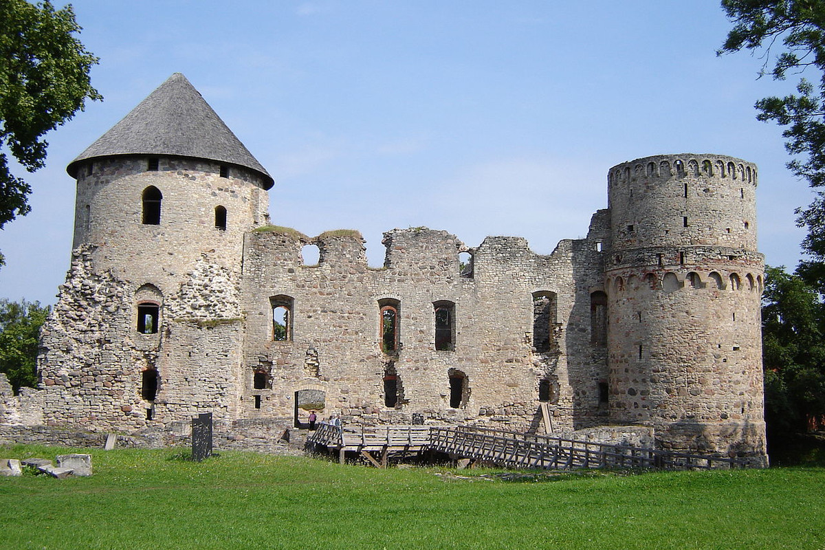 [Obrazek: 1280px-Cesis-Burgruine1.jpg]