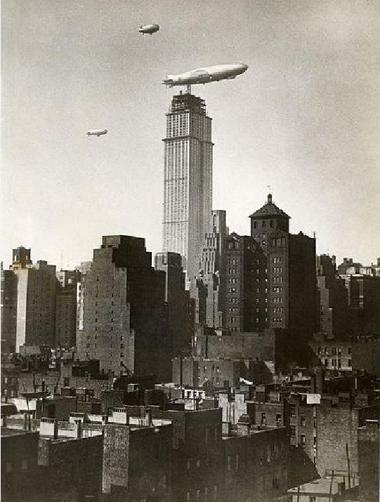 00-Zeppelin-near-the-Empire-State-Building.jpg