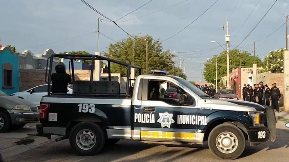 Tras persecución en Ciudad Obregón, presuntos sicarios abandonan sus armas en la banqueta