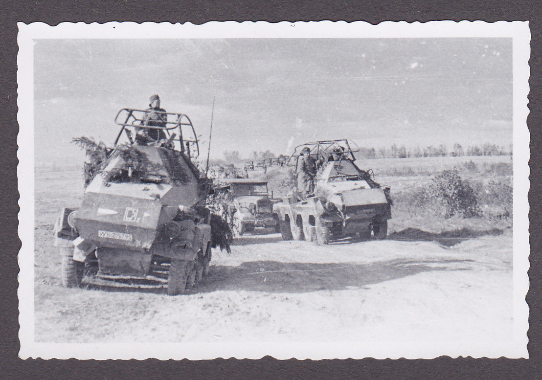 Foto 2.WK.Kameraden mit Panzerspähwagen Sd. Kfz.