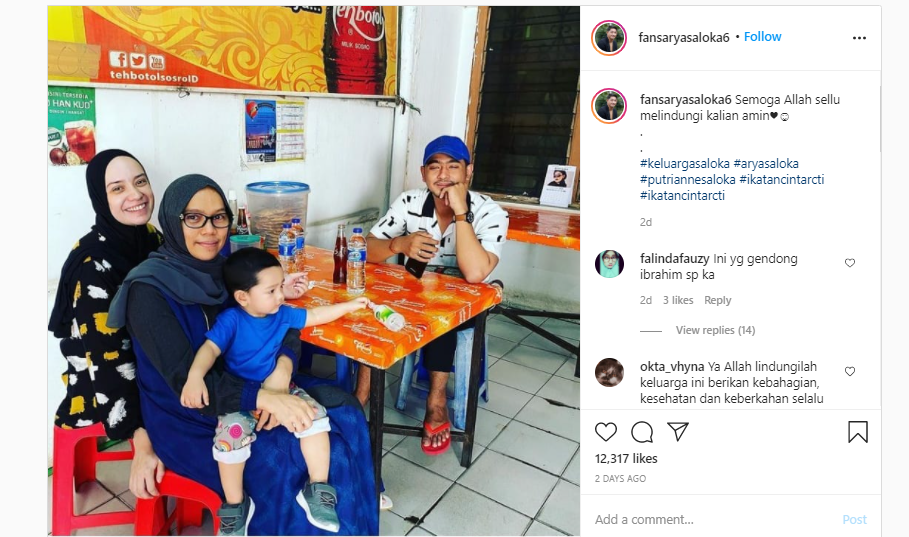 Potret keserhanaan keluarga Arya Saloka dan Putri Anne saat makan di warung