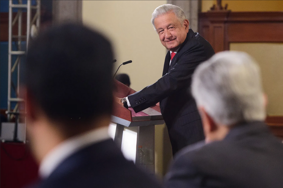 “Embajadores y cónsules han representado a México con dignidad”: AMLO
