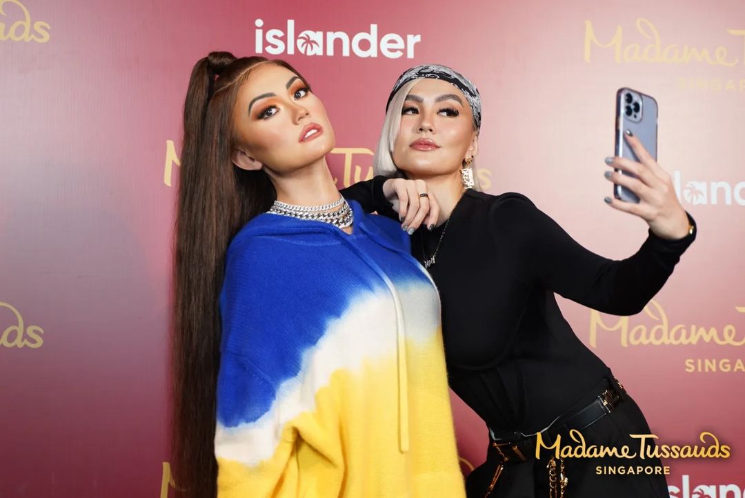 Agnez Mo, selebriti sekaligus perempuan pertama Indonesia yang diabadikan di Madame Tussauds Singapura.