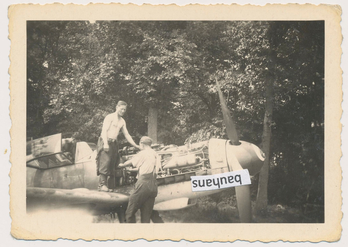 Orig.Foto Flugzeug Messerschmitt Bf 109 Mechaniker bei Reparatur 2.WK (4794a)