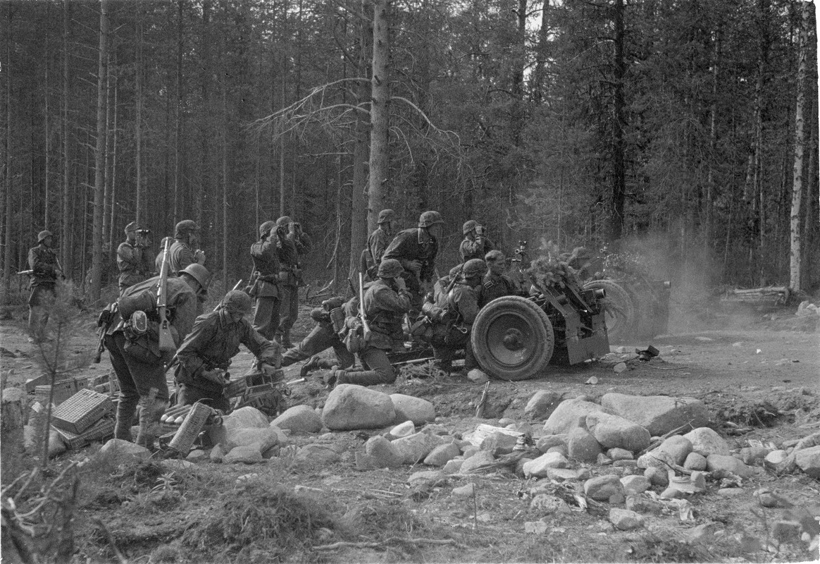Артиллеристы дивизии СС «Норд» ведут огонь из 75-мм гаубиц leIG 18 (7,5-cm leIG 18) на дороге в райо