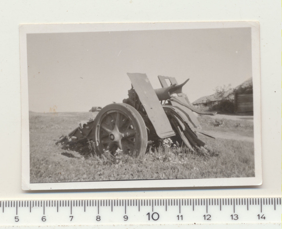 KAMERADEN MIT ZERSTÖRTEM GESCHÜTZ ROHRKREPIERER
