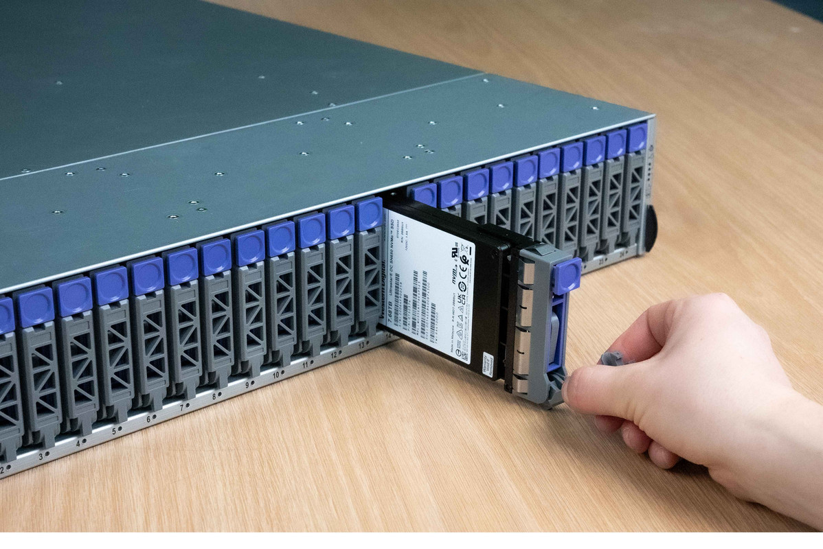 新型 RapidFlex™ 中介層可用於全新升級的 OpenFlex Data24 4200 NVMe-oF™ 儲存平台中，推動 AI 工作流程更加有效且易於管理