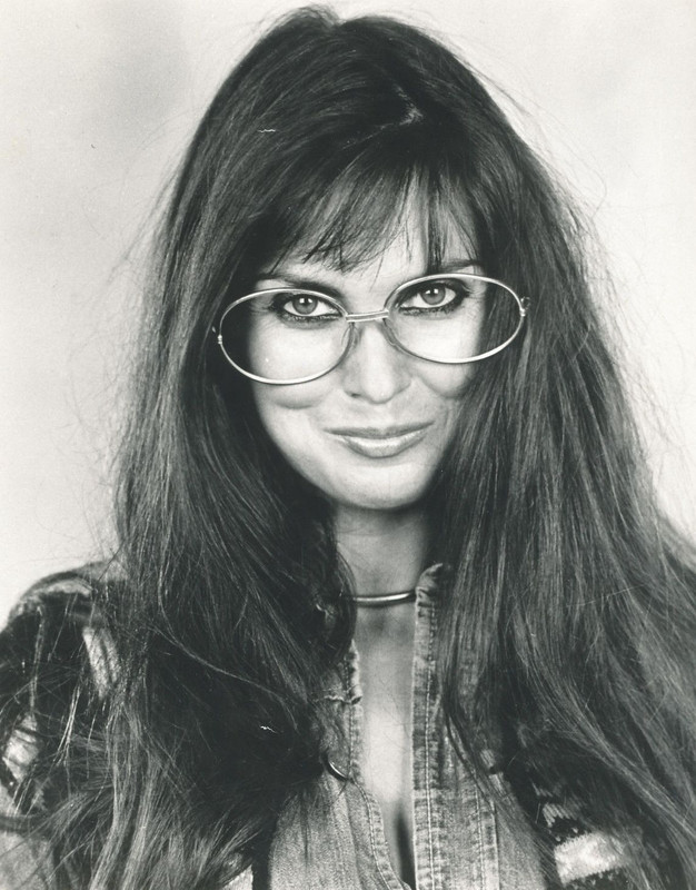 Caroline_Munro_c03