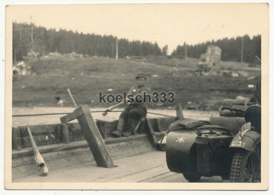 Foto Krad Motorrad mit Emblem Kennung auf einer Fähre an der Narwa Front Estland