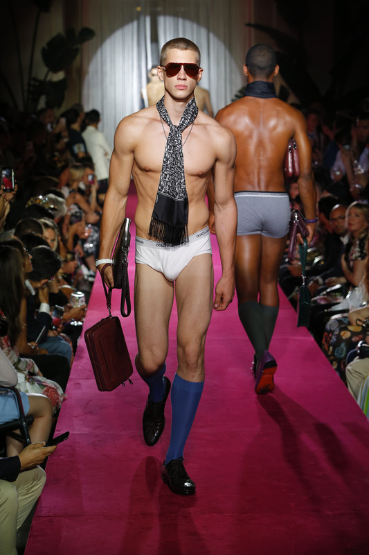 dolce-and-gabbana-summer-2019-men-naked-king-fashion-show-47