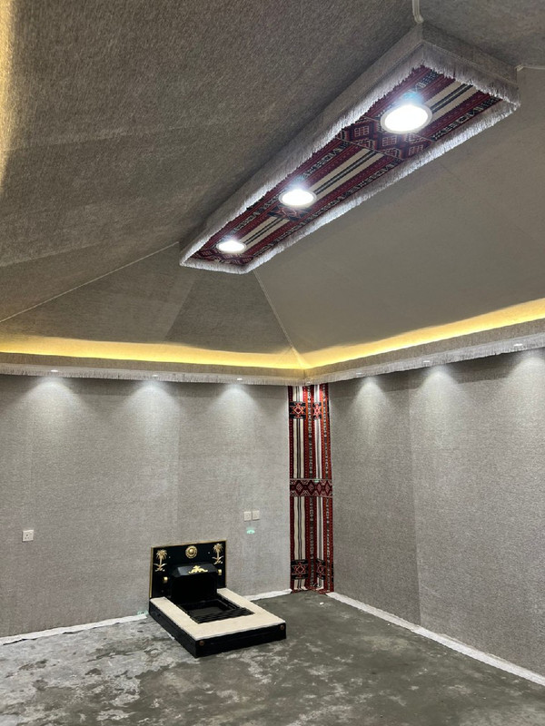 بيت شعر مع مدخل واسع