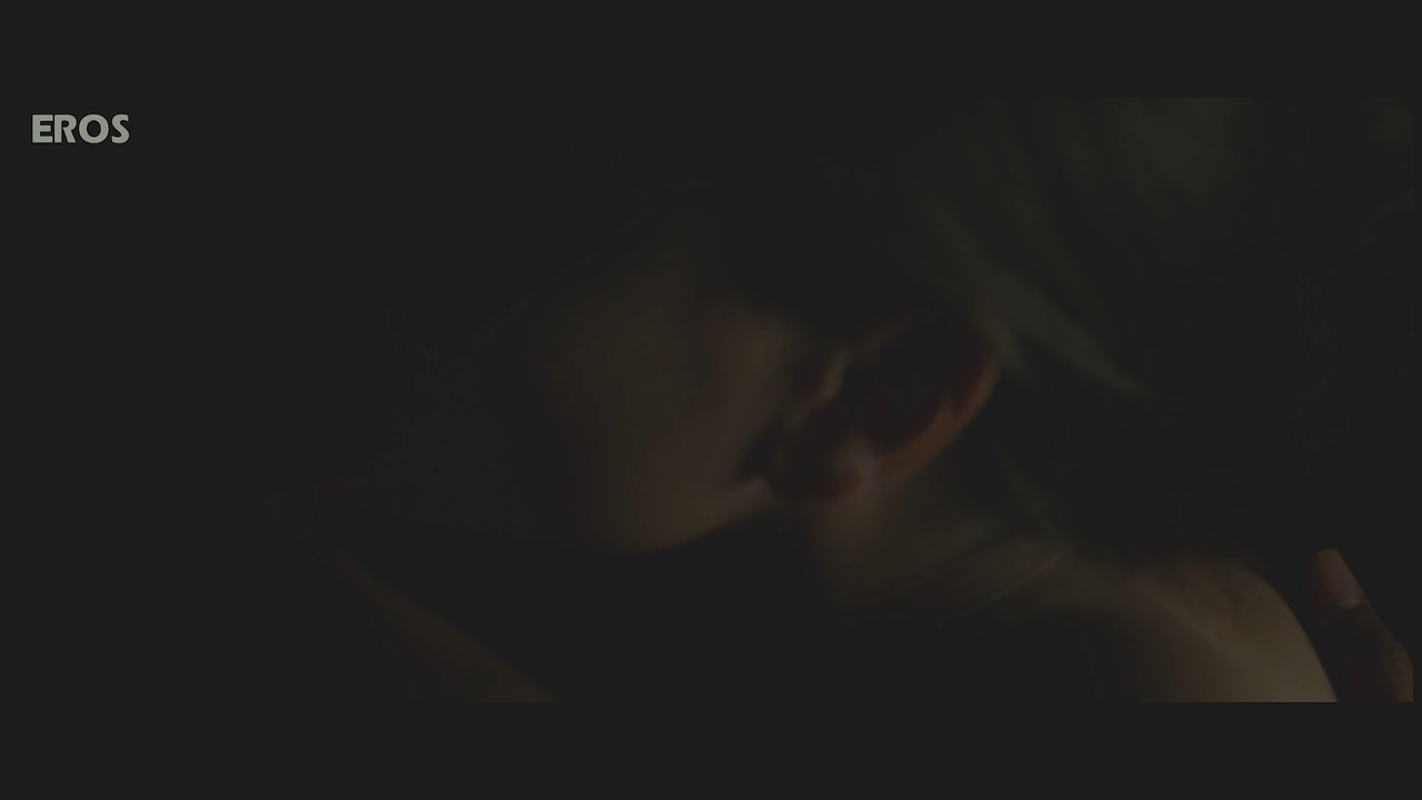 Kareena Kapoor Hot Song From Omkara 4k.mp4_snapshot_03.17_[2020.12.12_00.01.42]