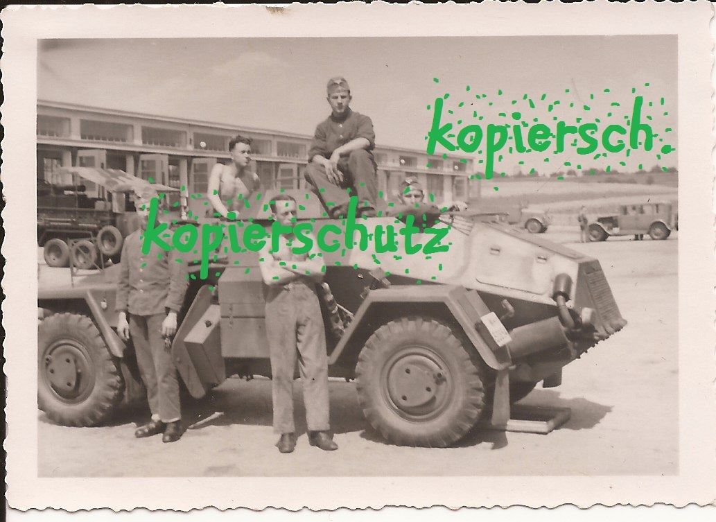 Foto leichter Panzerspähwagen Sd.Kfz. 221 vor Fa