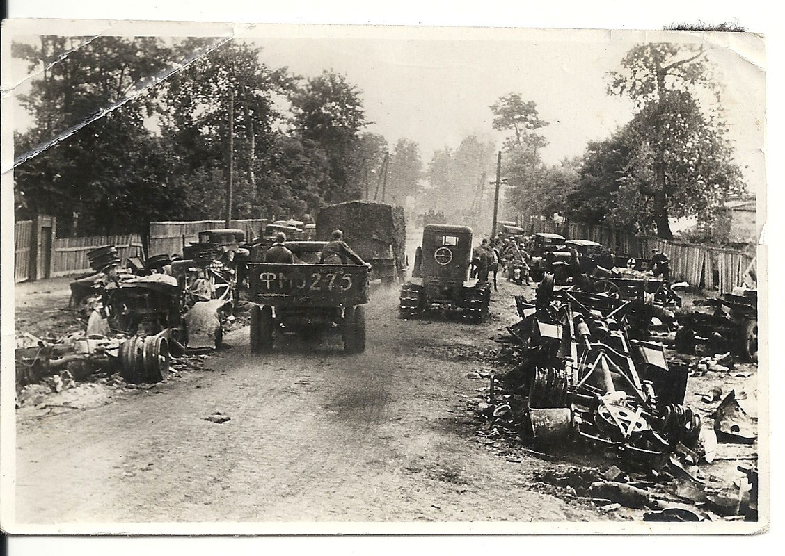 Orig.Foto zerstörte Russische Autos Technik nach