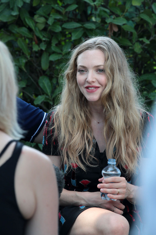 amanda-seyfried-movie-stars-lounge-venice-film-f