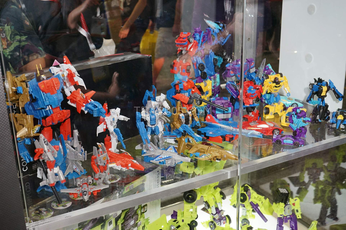 SDCC2015-Hasbro-Case-Transformers-Combiner-Wars-