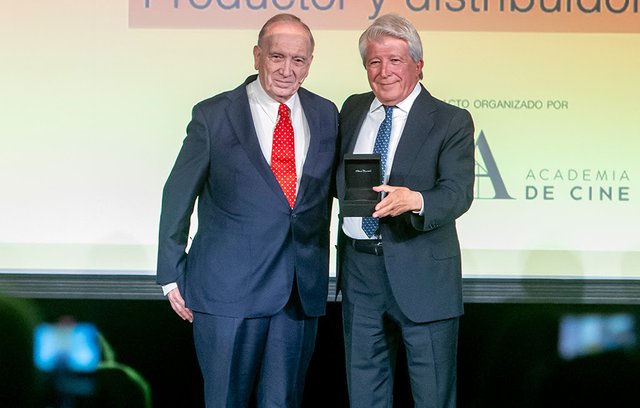 ENRIQUE CEREZO RECIBE EMOCIONADO LA MEDALLA DE ORO DE LA ACADEMIA