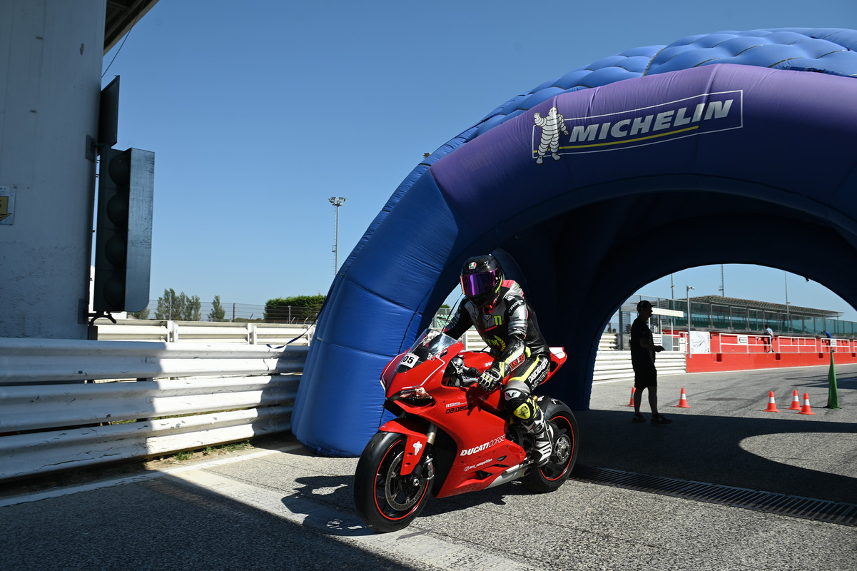 8BAB5CB7-3541-4091-8973-DE1070C36834