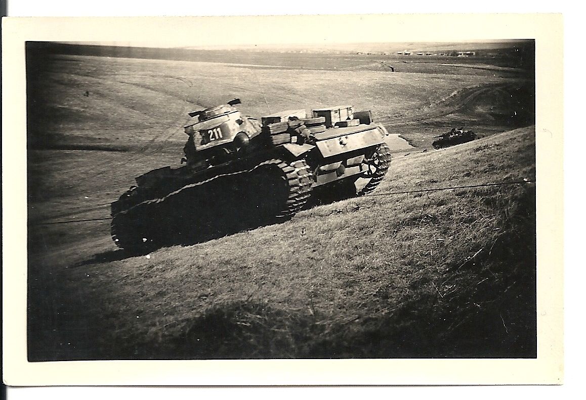 Orig.Foto Panzer Tank III mit Ostkette beschießt