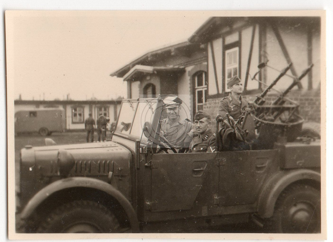 Fallschirmjäger Reg. 1, Kameraden im KFZ mit Zwi