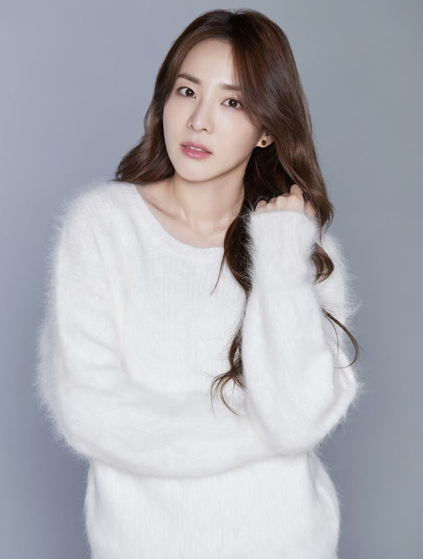 Sandara Park dari girl grup K-pop 2NE1 telah resmi meninggalkan label lamanya, YG Entertainment.